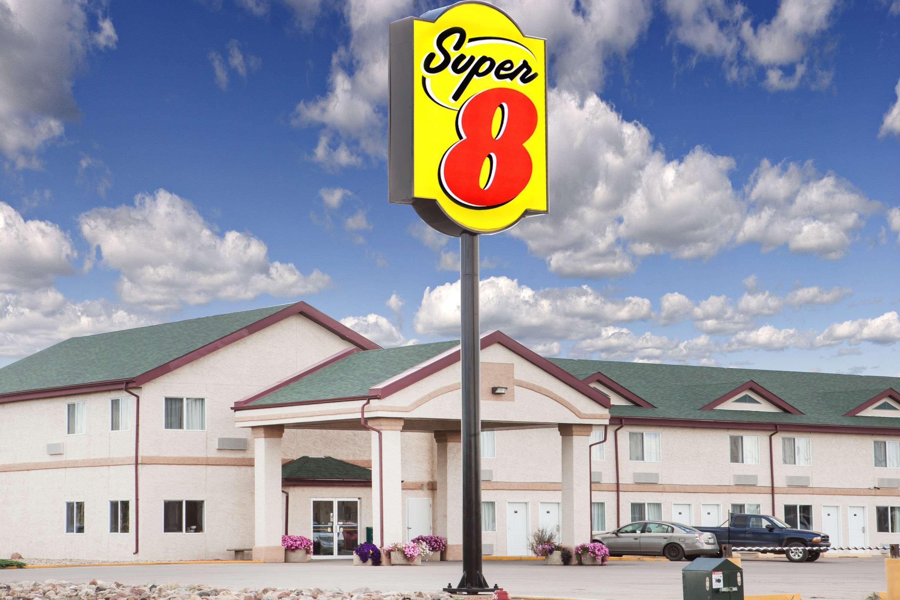 Super 8 By Wyndham Kindersley Екстериор снимка